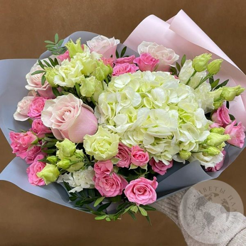 Букет из роз, гортензий и эустомы