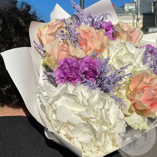 Букет из роз и гвоздик, гортензий, солидаго