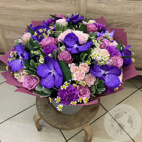 Букет из роз, танацетума, ванды "Фиолетовый"