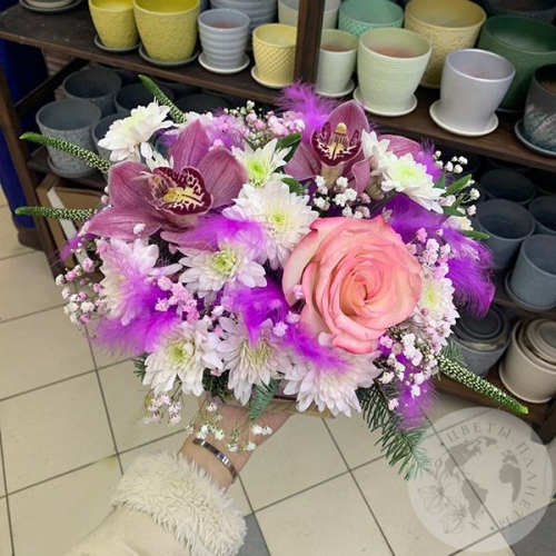 Композиция из роз, орхидей, гипсофилы в ящике "Перья с цветами"