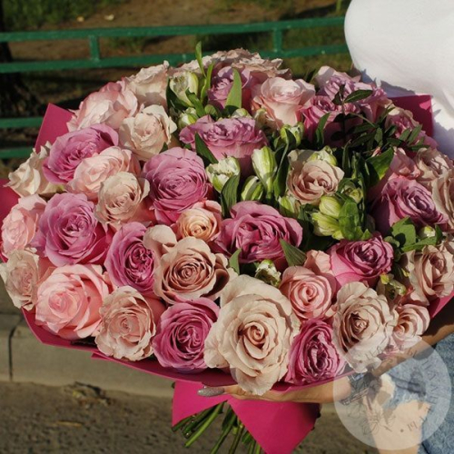 Букет из роз и альстромерий "Шикарный" в магазине Цветы Планеты