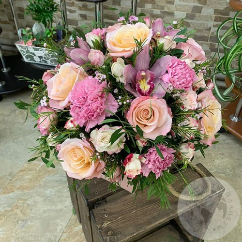 Композиция цветов из роз, гвоздик, гербер, орхидей в ящике