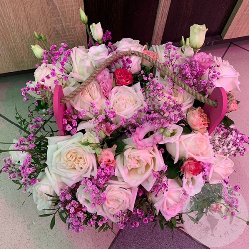 Композиция роз в ящике "Воображение" в магазине Цветы Планеты