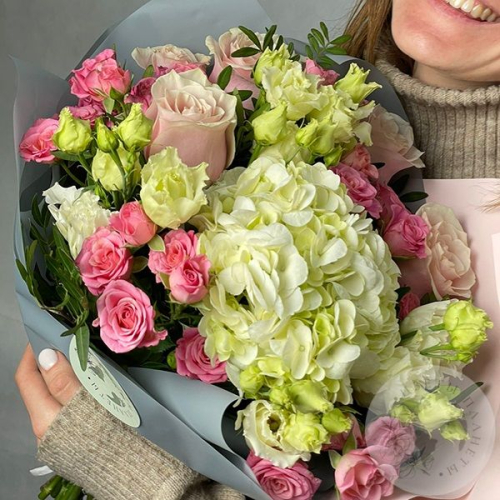 Букет из роз, гортензий и эустомы
