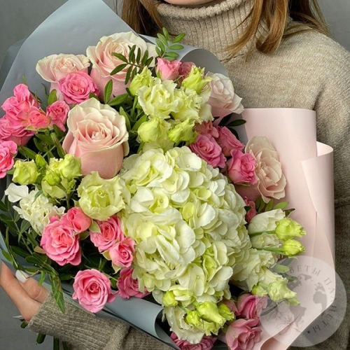 Букет из роз, гортензий и эустомы