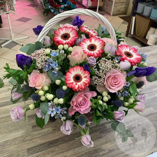 Композиция из роз, герберы, эвкалипта в корзине "Внимание"