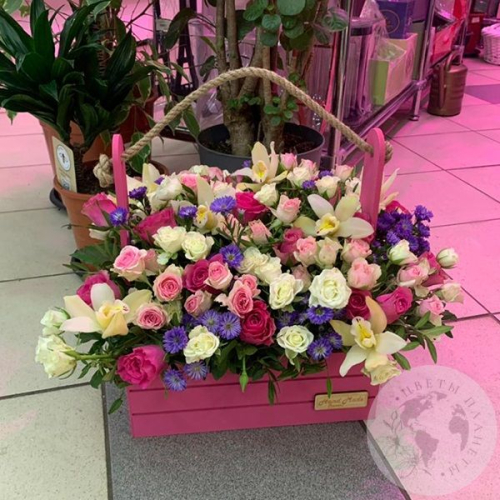 Композиция роз, орхидей в ящике "Нежный взгляд" в магазине Цветы Планеты