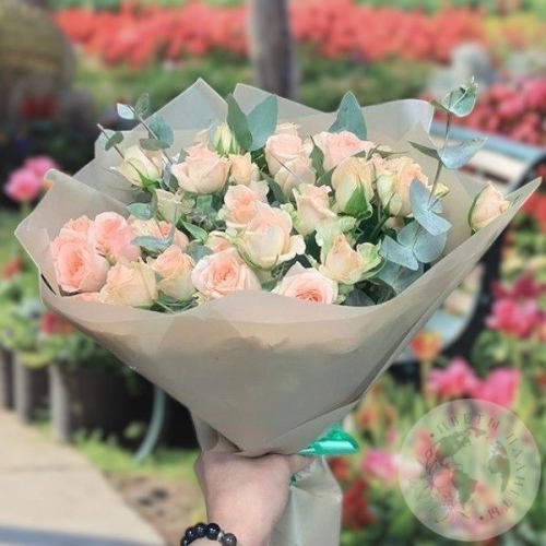 Букет из 19 кустовых роз и эвкалипта в магазине Цветы Планеты