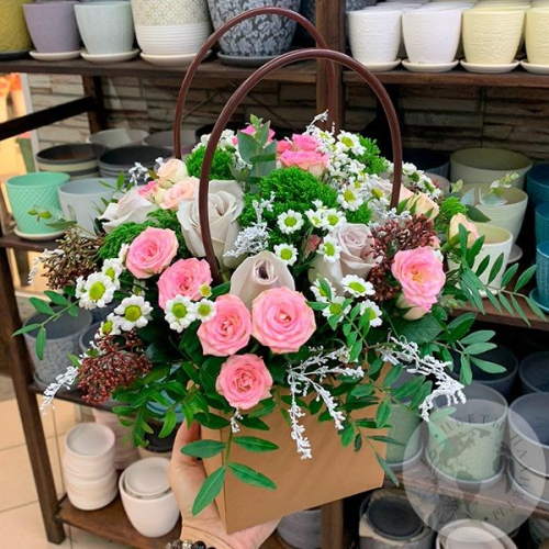 Композиция из кустовых роз в корзине в магазине Цветы Планеты