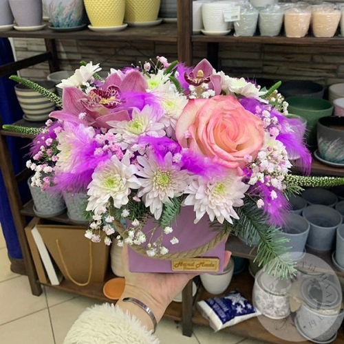 Композиция из роз, орхидей, гипсофилы в ящике "Перья с цветами"