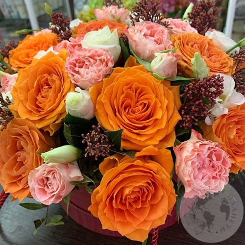 Композиция из кустовых роз и фисташки в коробке "Эксклюзив"