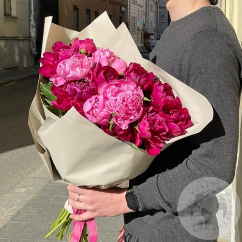 15 розово-бордовых пионов в магазине Цветы Планеты