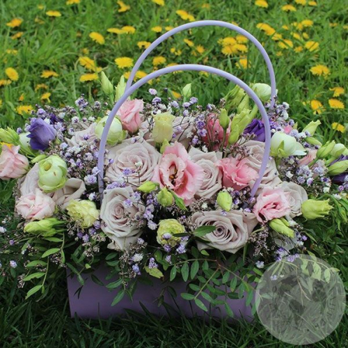 Композиция из роз, эустомы и гипсофилы в сумочке в магазине Цветы Планеты