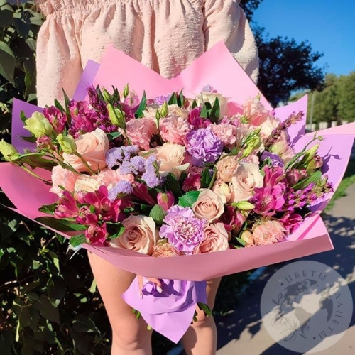 Букет из эустом, роз и альстромерий в магазине Цветы Планеты