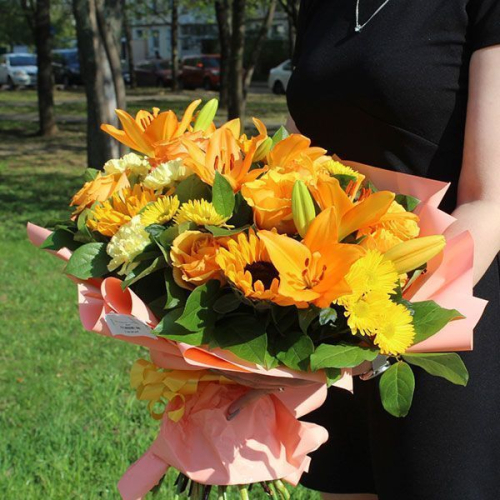Букет из роз, хризантемы, роз, лилий и подсолнуха в магазине Цветы Планеты