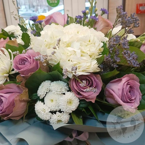 Букет из роз, гортензии и хризантемы