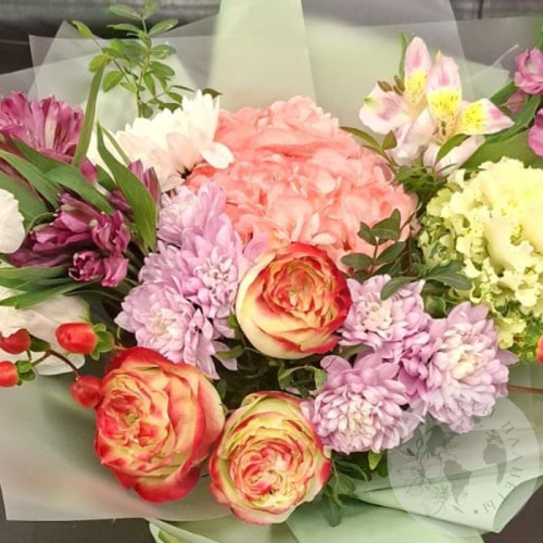 Букет из кустовых хризантем, альстромерий и эустом в магазине Цветы Планеты