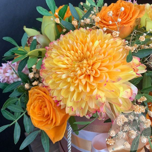 Композиция роз, хризантем, орхидеи в коробке на любое торжество в магазине Цветы Планеты