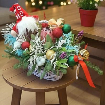 Зимняя композиция с игрушкой в корзине