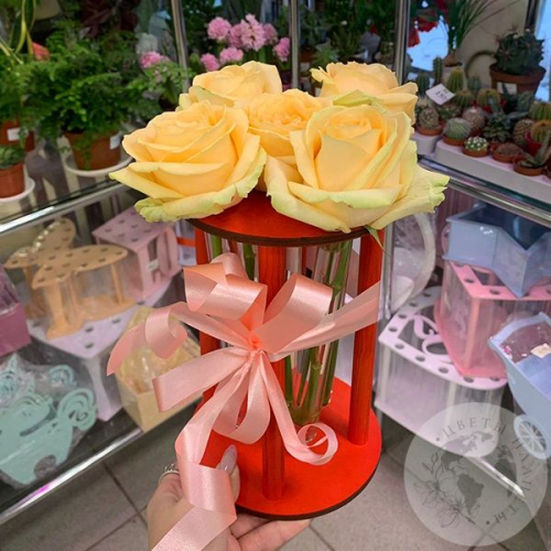 Роза кремовая в колбе 5 шт. в магазине Цветы Планеты