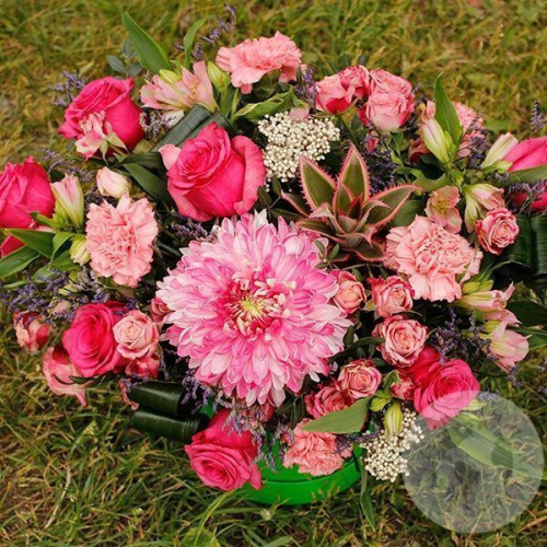 Композиция из роз, гвоздик, альстромерий в коробке в магазине Цветы Планеты