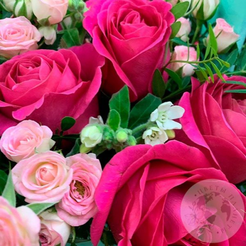 Композиция из роз в ящике "Взрывная страсть" в магазине Цветы Планеты