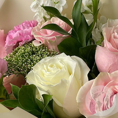 Букет из роз и маттиолы "Улыбка" в магазине Цветы Планеты