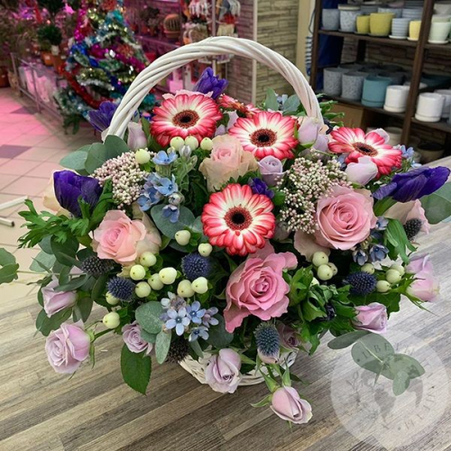 Композиция из роз, герберы, эвкалипта в корзине "Внимание"