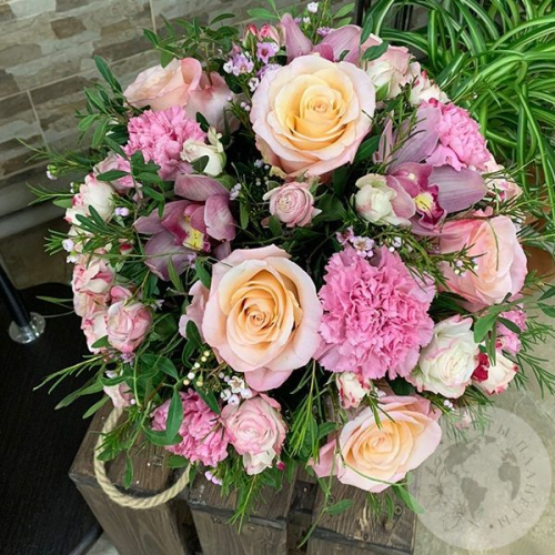 Композиция цветов из роз, гвоздик, гербер, орхидей в ящике