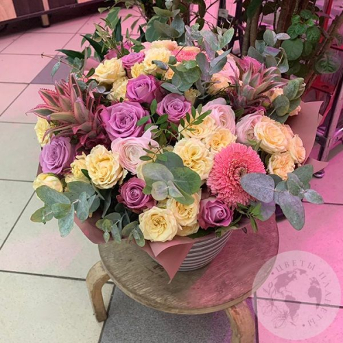 Букет цветов из кустовой розы, герберы и ананаса "Экзотика" в магазине Цветы Планеты