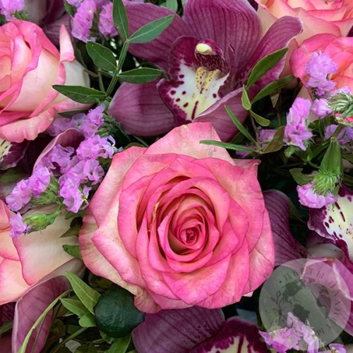 Композиция цветов из роз и орхидей в ящике в магазине Цветы Планеты