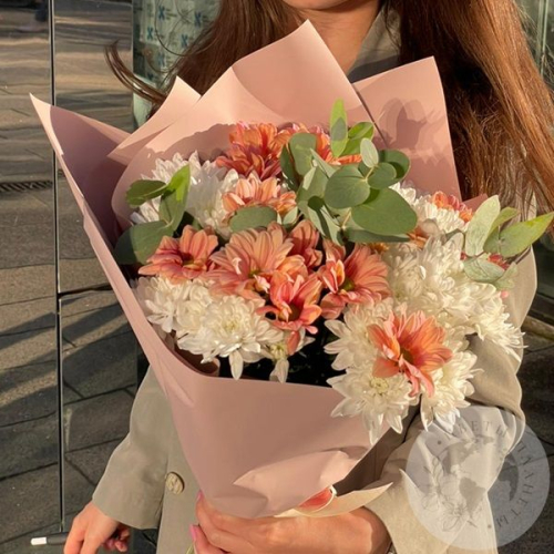 Букет из 9 кустовых белых и розовых хризантем и эвкалипта в магазине Цветы Планеты