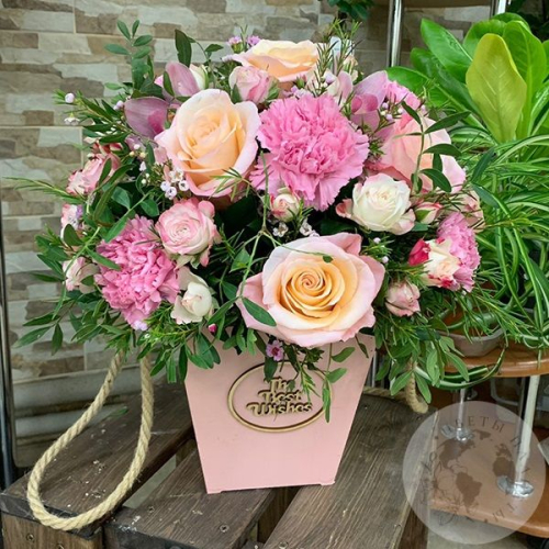 Композиция цветов из роз, гвоздик, гербер, орхидей в ящике