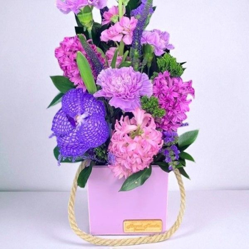 Композиция в ящике из маттиолы, вероники и лунной гвоздики