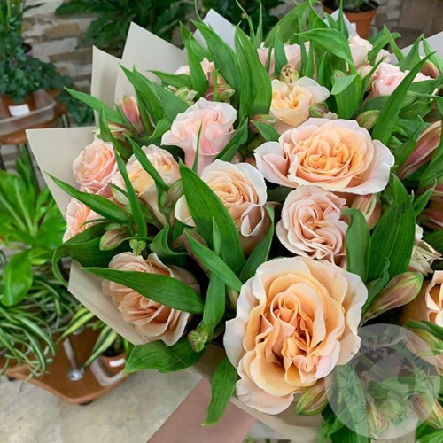 Букет из роз и альстромерий "Тебе" в магазине Цветы Планеты