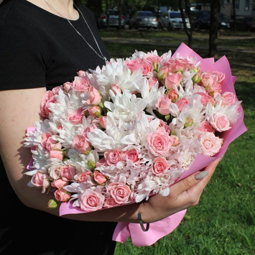 Букет из роз и хризантем "Светлый" в магазине Цветы Планеты