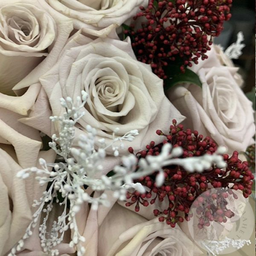 Композиция из роз, солидаго и эвкалипта в коробке в магазине Цветы Планеты