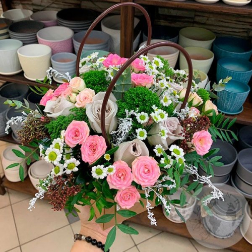 Композиция из кустовых роз в корзине в магазине Цветы Планеты