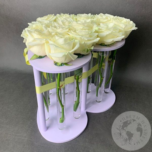 Роза белая в колбе 15 шт. Сердце в магазине Цветы Планеты