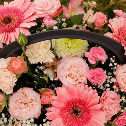 Композиция из роз, хризантем, альстромерий, гербер в ящике в магазине Цветы Планеты