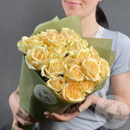 15 роз кремовых 60 см. в магазине Цветы Планеты