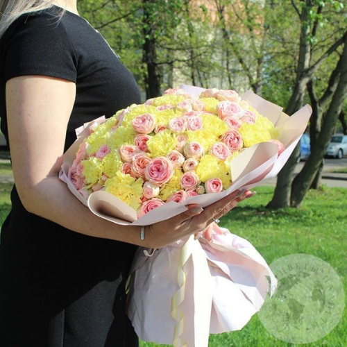 Букет из роз и гвоздик "Весенний" в магазине Цветы Планеты