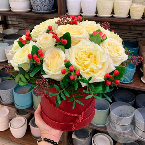 Композиция в коробке из роз и фисташки "Вместо слов" в магазине Цветы Планеты