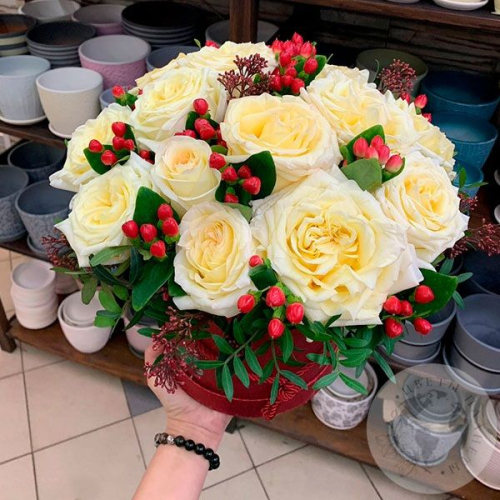 Композиция в коробке из роз и фисташки "Вместо слов" в магазине Цветы Планеты