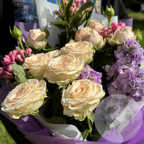 Букет с розами и маттиолой в магазине Цветы Планеты