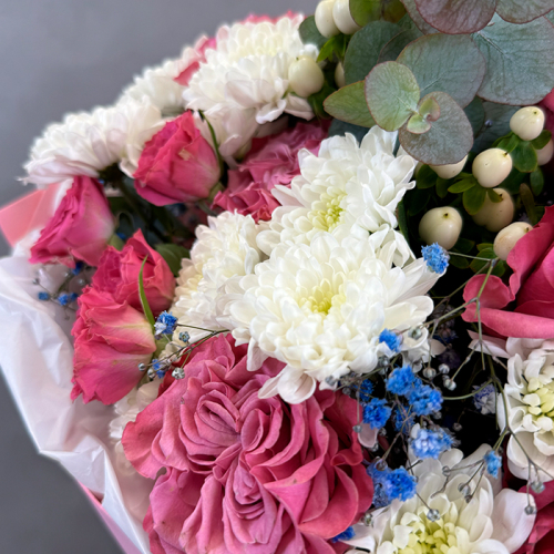 Букет из роз и гипсофилы крашенной в магазине Цветы Планеты