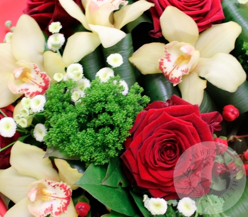 Букет из орхидей, роз и ромашек в магазине Цветы Планеты