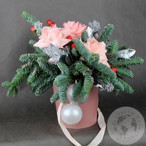 Композиция из роз, гиперикума к новому году в магазине Цветы Планеты