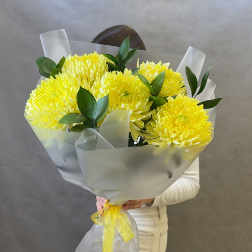Букет из желтой хризантемы с зеленью  в магазине Цветы Планеты