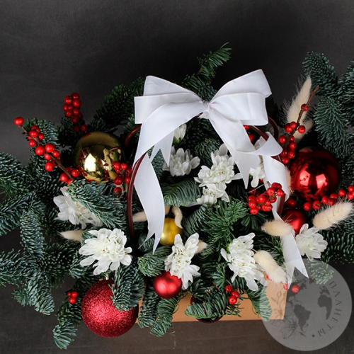 Композиция из кустовых хризантем в корзине в магазине Цветы Планеты